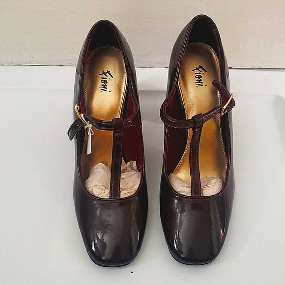 Mary Jane heels in faux patent leather burgundy/maroon - Size 7